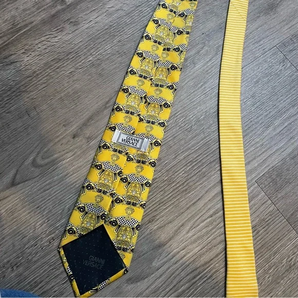 GIANNI VERSACE Vintage Medusa Head Print Yellow 100% Silk Tie - Picture 6 of 11